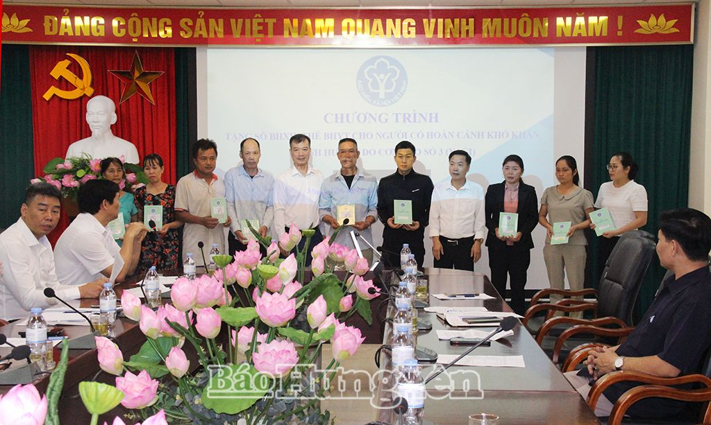 Trao sổ BHXH, thẻ BHYT tặng người có hoàn cảnh khó khăn bị ảnh hưởng do bão số 3 tại điểm cầu Bảo hiểm xã hội tỉnh