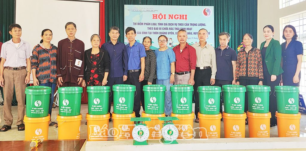 Cấp phát thùng đựng rác vô cơ và hữu cơ cho các hộ gia đình tham gia mô hình tại thôn Quảng Uyên (xã Minh Châu, Yên Mỹ)