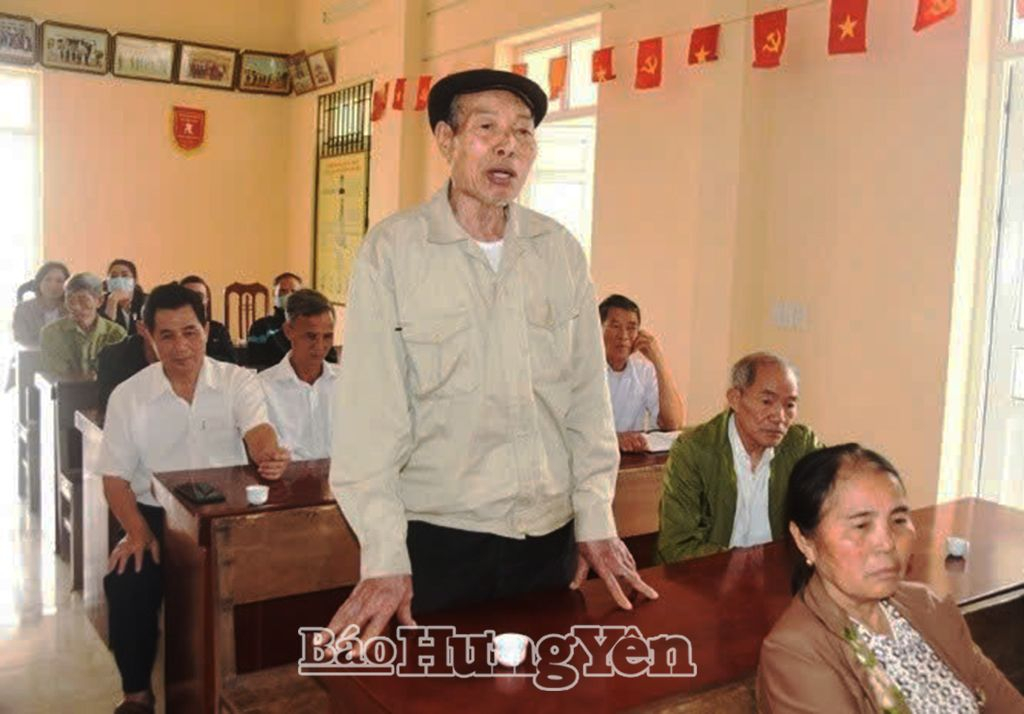 Đảng viên Chi bộ thôn An Cầu, xã Tống Trân (Phù Cừ) phát biểu tại buổi sinh hoạt thường kỳ tháng 3/2023