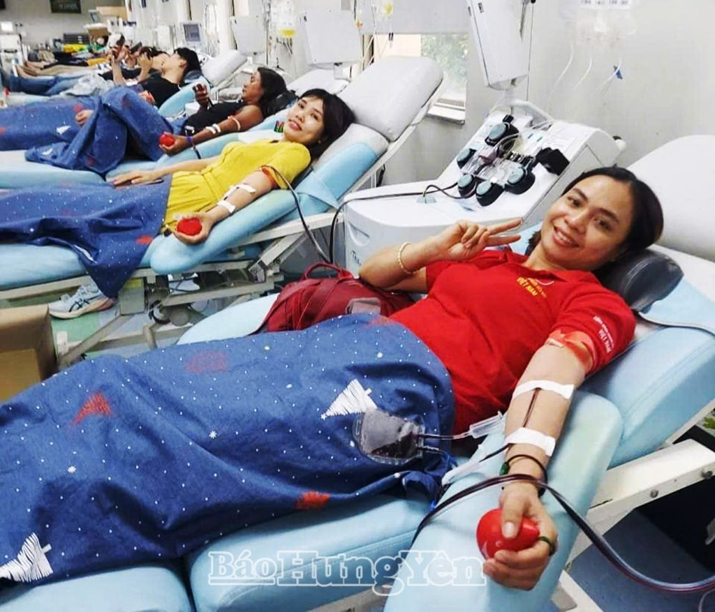 Thành viên câu lạc bộ hiến máu Hưng Yên tham gia hiến máu tình nguyện