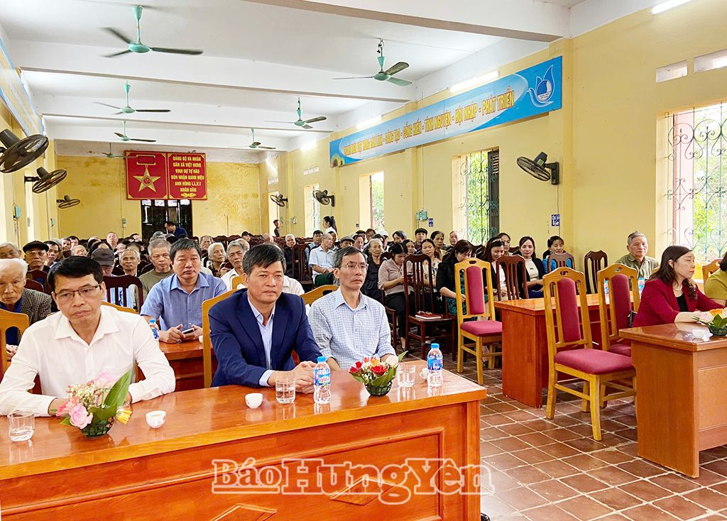 Các đại biểu dự lễ trao tặng Huy hiệu Đảng