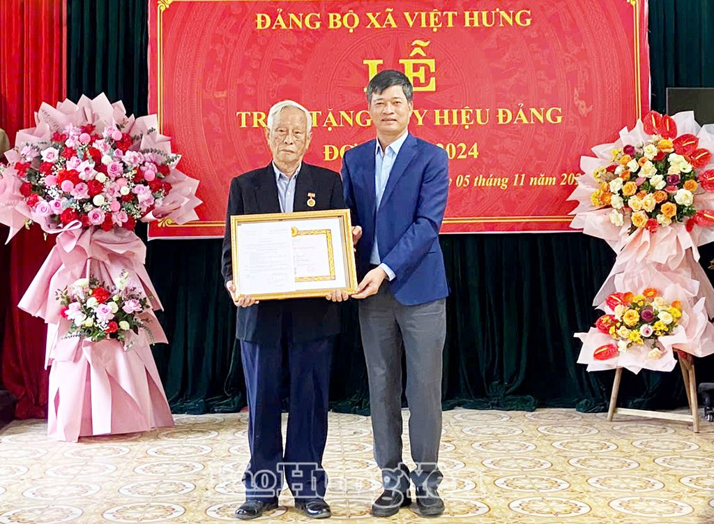 Đồng chí Lê Xuân Tiến, Ủy viên Ban Thường vụ Tỉnh ủy, Phó Chủ tịch Thường trực HĐND tỉnh trao Huy hiệu 70 năm tuổi Đảng tặng đảng viên Vũ Văn Sông
