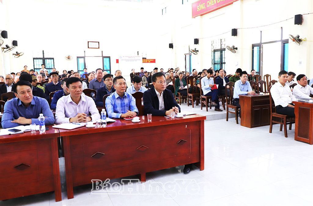 Các đại biểu dự sinh hoạt chi bộ thôn Mát