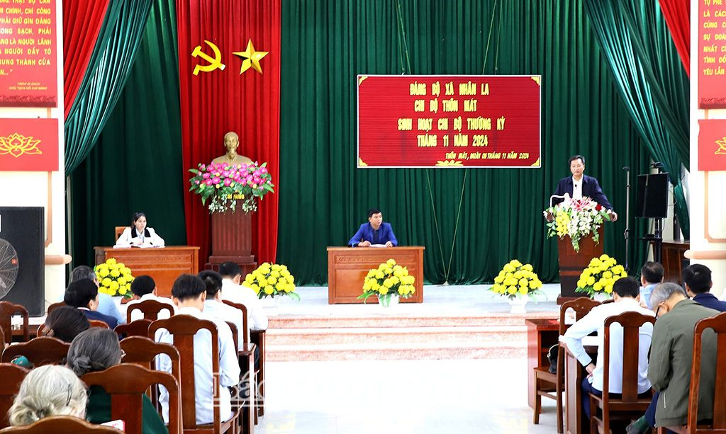  Bí thư Tỉnh ủy Nguyễn Hữu Nghĩa phát biểu tại buổi sinh hoạt chi bộ thôn Mát