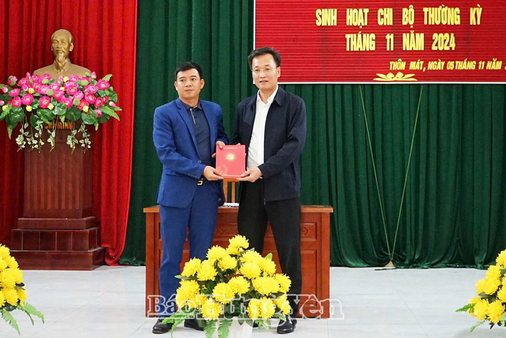 Bí thư Tỉnh ủy Nguyễn Hữu Nghĩa trao tặng Quỹ Đền ơn đáp nghĩa và Quỹ Khuyến học thôn Mát