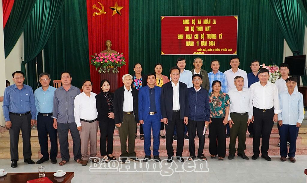 Các đại biểu chụp ảnh lưu niệm với đảng viên chi bộ thôn Mát 