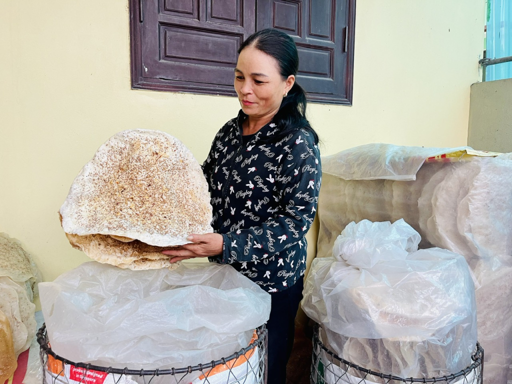 Gia đình chị Phạm Thị Tình ở thôn Nội Mai, xã An Viên có 3 đời làm nghề sản xuất bánh đa quạt