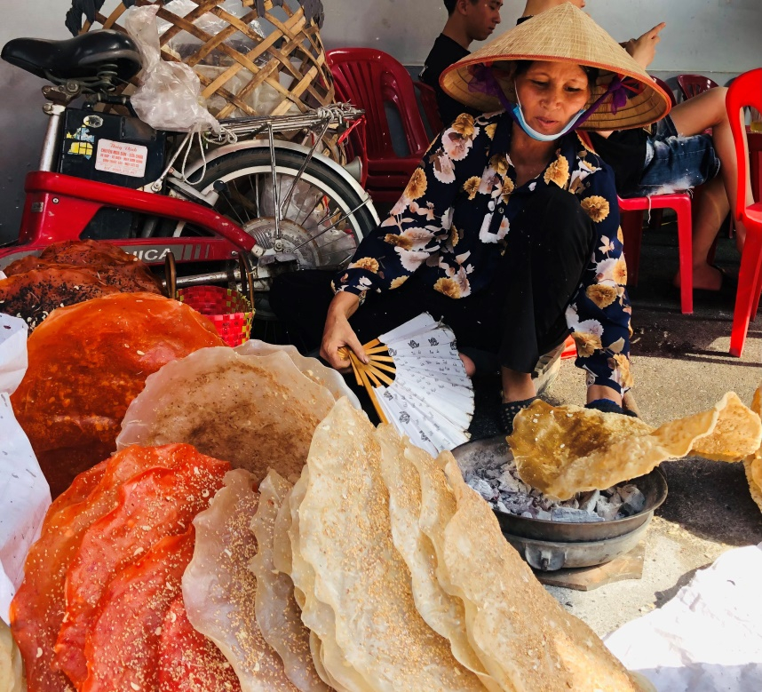 Chị Trần Thị Hoa ở thôn Nội Thượng, xã An Viên (Tiên Lữ) quạt bánh bán tại lễ hội đền Đậu An