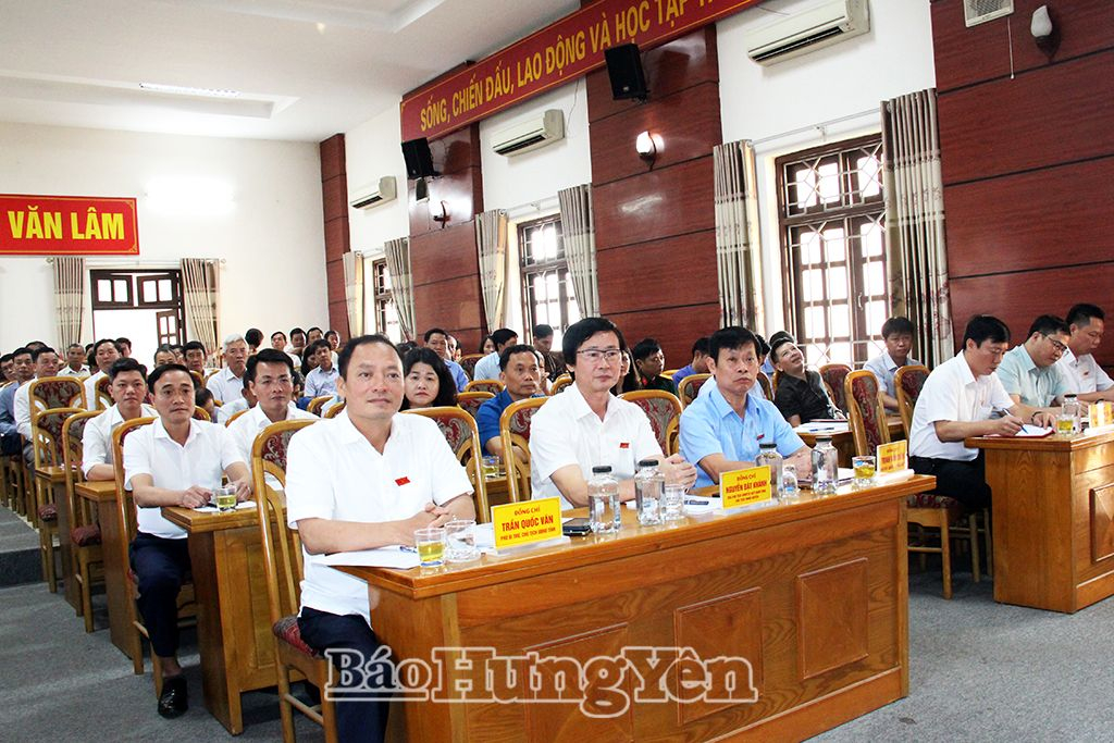 Các đại biểu dự hội nghị tiếp xúc cử tri huyện Văn Lâm