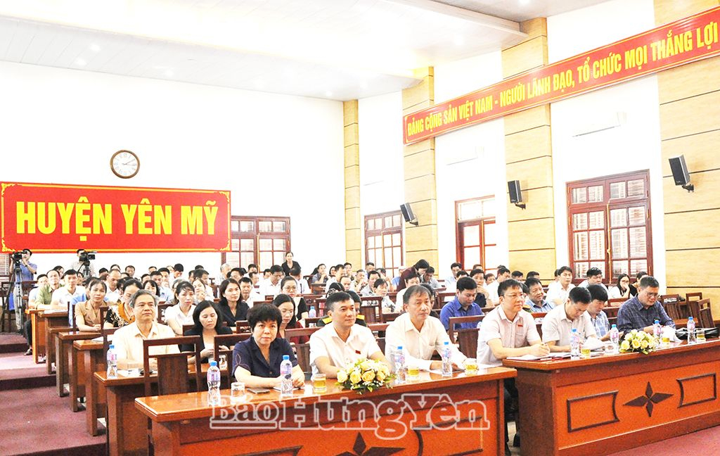 Các đại biểu dự hội nghị tiếp xúc cử tri huyện Yên Mỹ