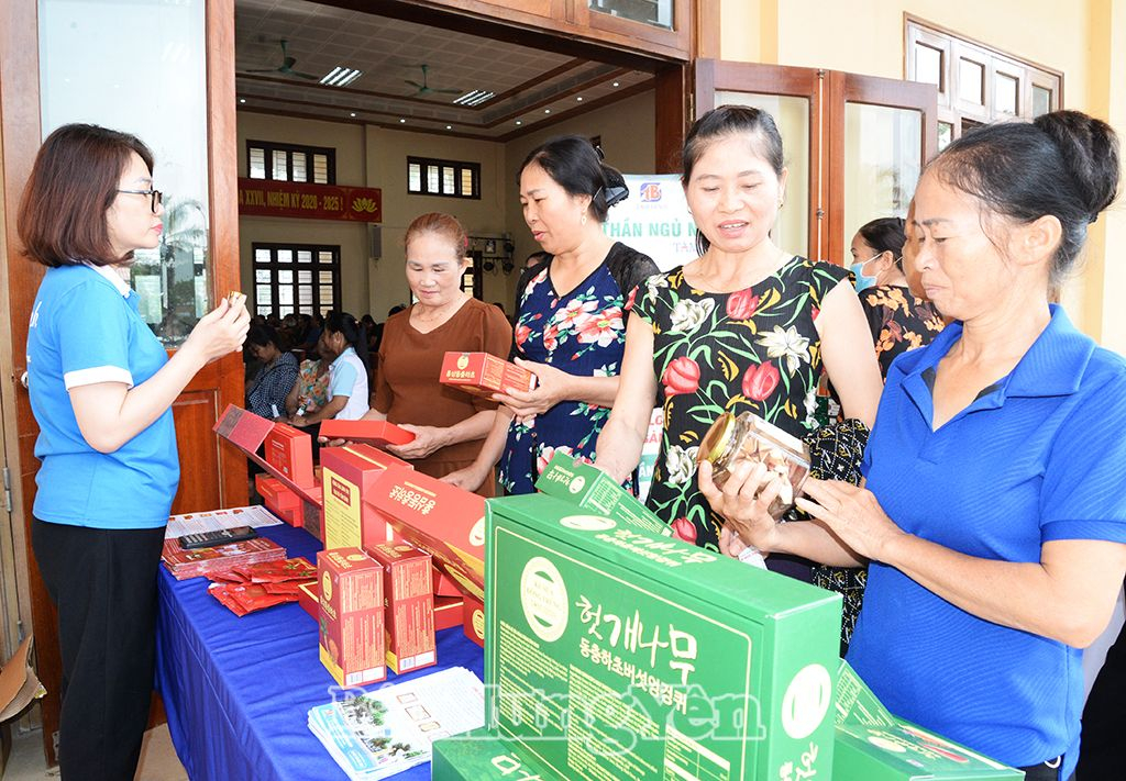  Các đại biểu tìm hiểu sản phẩm giới thiệu tại hội nghị