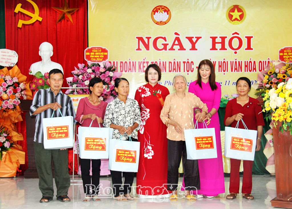 Đồng chí Quách Thị Hương, Ủy viên Ban Thường vụ Tỉnh ủy, Trưởng ban Dân vận Tỉnh ủy tặng quà gia đình hộ nghèo KDC Võng Phan