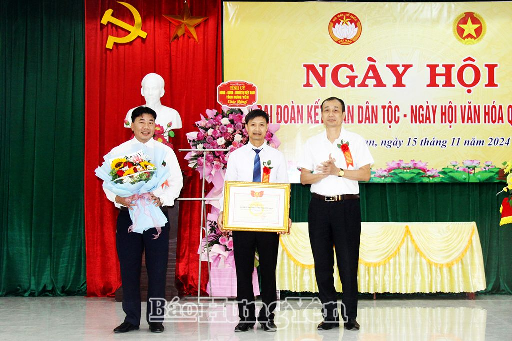 Ủy ban MTTQ Việt Nam tỉnh tặng Bằng khen cho KDC Võng Phan vì có thành tích xuất sắc trong thực hiện các cuộc vận động, phong trào thi đua yêu nước năm 2024