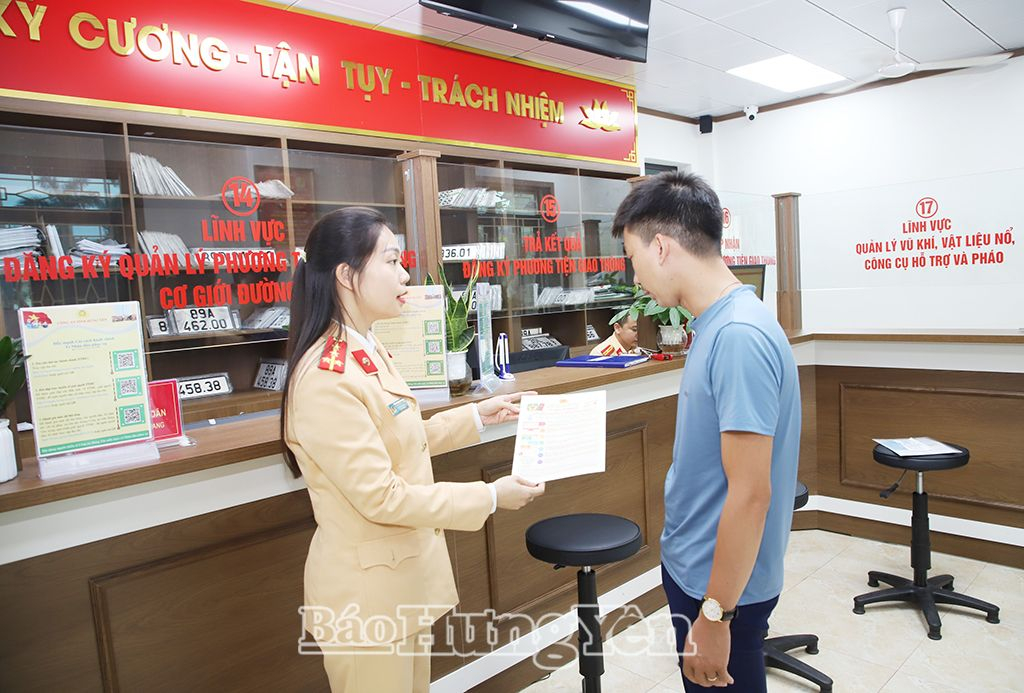 Cán bộ Phòng Cảnh sát giao thông (Công an tỉnh) hướng dẫn người dân các bước đăng ký xe bằng dịch vụ công trực tuyến toàn trình