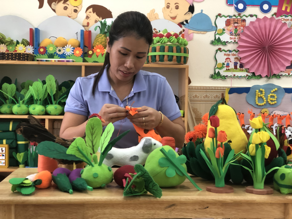 Cô giáo Đỗ Thị Bích làm đồ dùng học tập từ những vật liệu thân thiện với môi trường