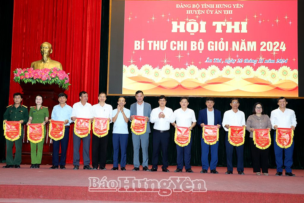  Ban tổ chức trao cờ lưu niệm cho các đơn vị tham gia