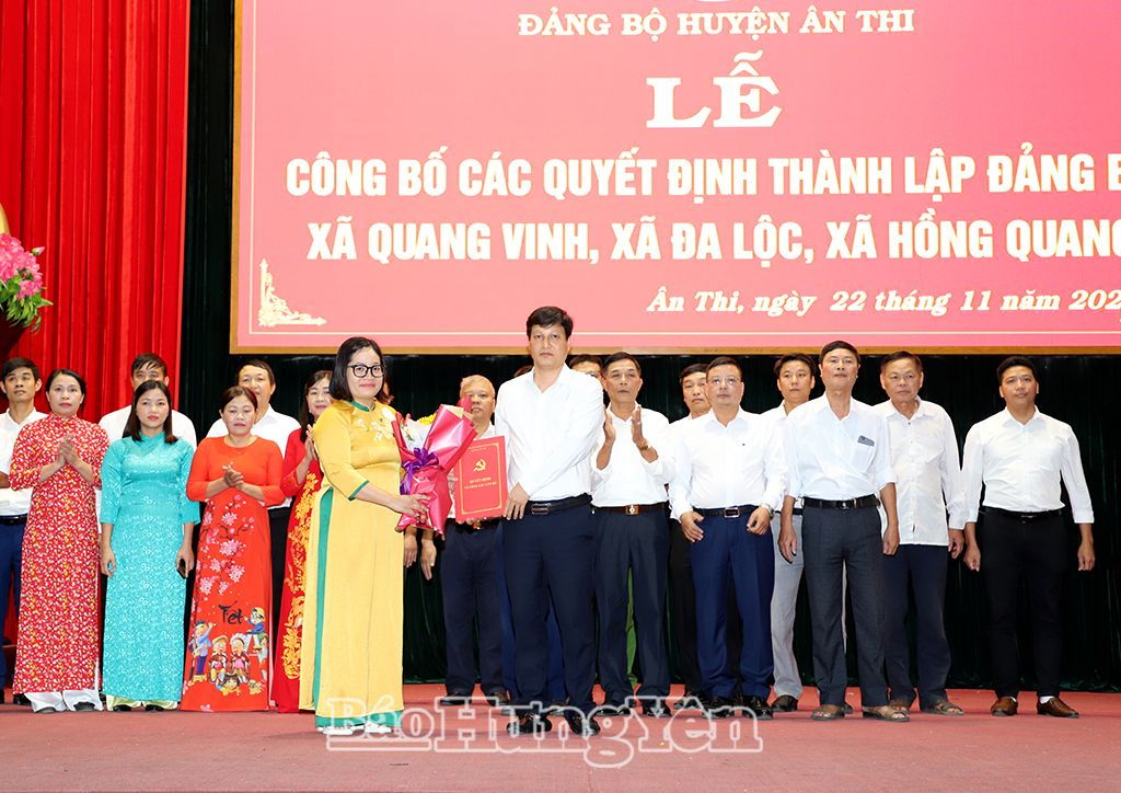 Bí thư Huyện ủy Ân Thi trao quyết định thành lập, tặng hoa chúc mừng Đảng bộ xã Quang Vinh 