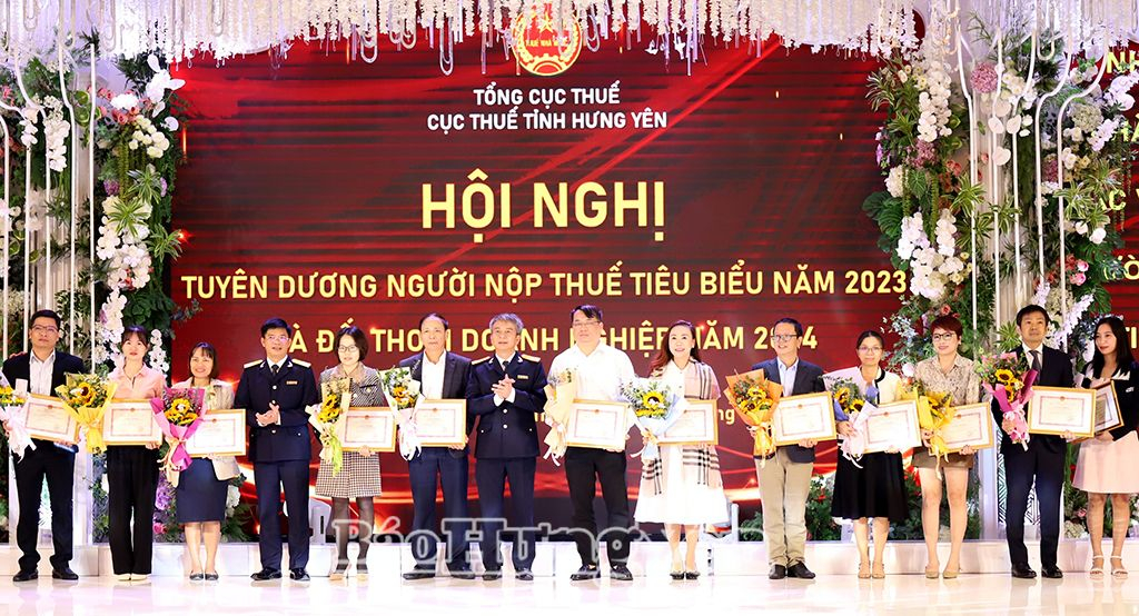 Trao giấy khen của Tổng Cục trưởng Tổng cục Thuế tặng các tập thể có thành tích xuất sắc trong chấp hành chính sách, pháp luật thuế năm 2023