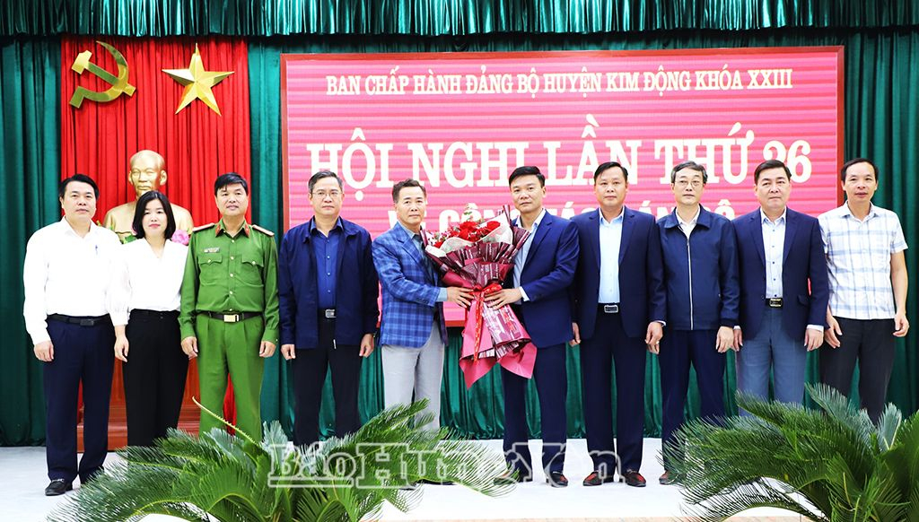 Ban Thường vụ Huyện ủy Kim Động tặng hoa, chúc mừng đồng chí Bùi Văn Phúc