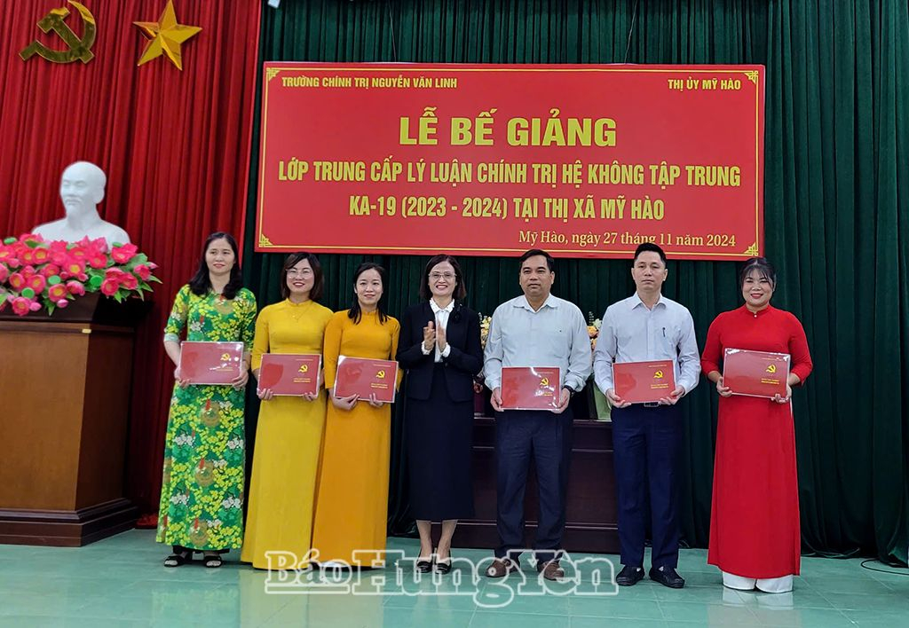 Bế giảng lớp trung cấp lý luận chính trị hệ không tập trung KA-19 