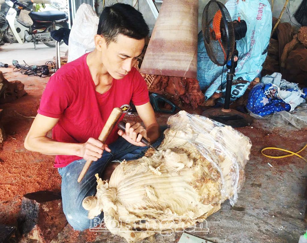 Thợ điêu khắc gỗ Vũ Văn Hoan, xã Hòa Phong (thị xã Mỹ Hào)