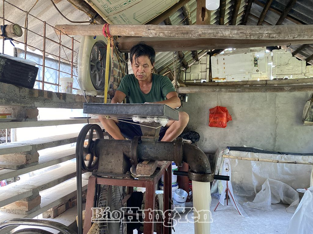 Một cơ sở sản xuất bánh đa ở xã An Viên
