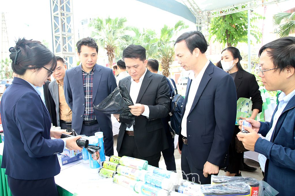 Các đại biểu tham quan gian trưng bày giới thiệu các sản phẩm, đồ dùng thay thế sản phẩm nhựa