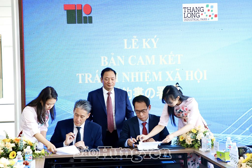 Chủ tịch UBND tỉnh Trần Quốc Văn chứng kiến Công ty TNHH KCN Thăng Long II ký cam kết với UBND tỉnh về việc thực hiện chương trình hỗ trợ cộng đồng trên địa bàn tỉnh