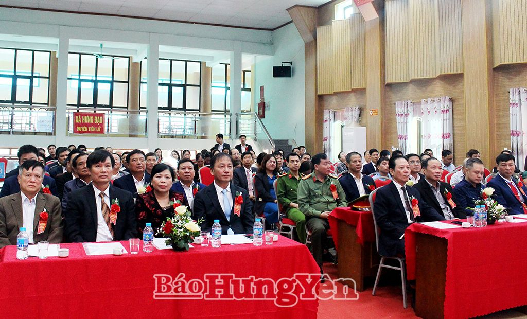 Các đại biểu dự lễ đón bằng công nhận xã Hưng Đạo đạt chuẩn NTM kiểu mẫu