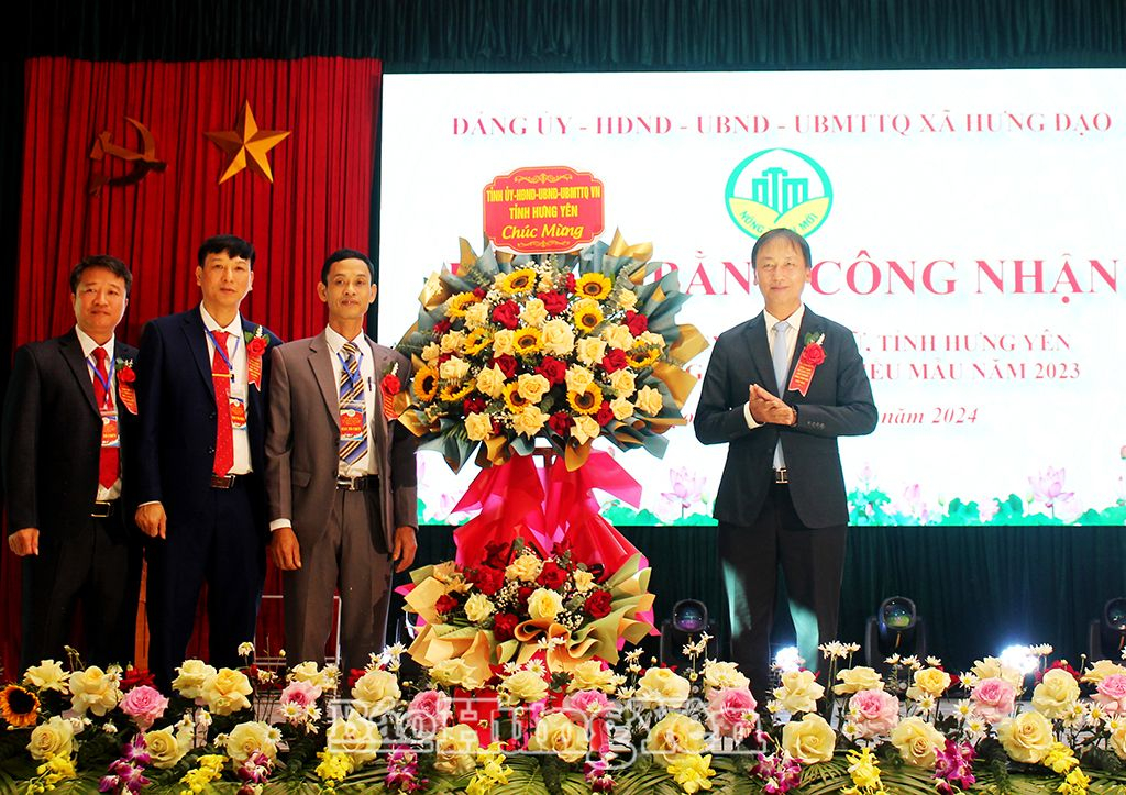 Đồng chí Nguyễn Hùng Nam, Phó Chủ tịch UBND tỉnh tặng hoa chúc mừng Đảng bộ, chính quyền và Nhân dân xã Hưng Đạo