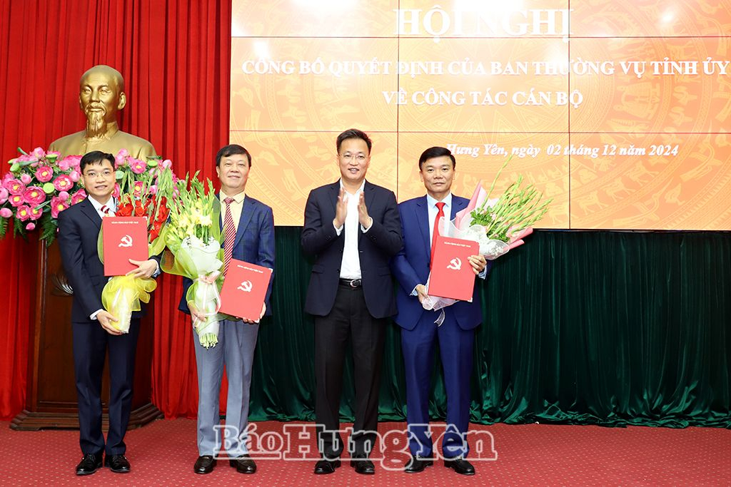 Đồng chí Bí thư Tỉnh ủy Nguyễn Hữu Nghĩa trao quyết định và tặng hoa các đồng chí: Bùi Văn Phúc, Trần Văn Bằng và Trương Hoài Nam