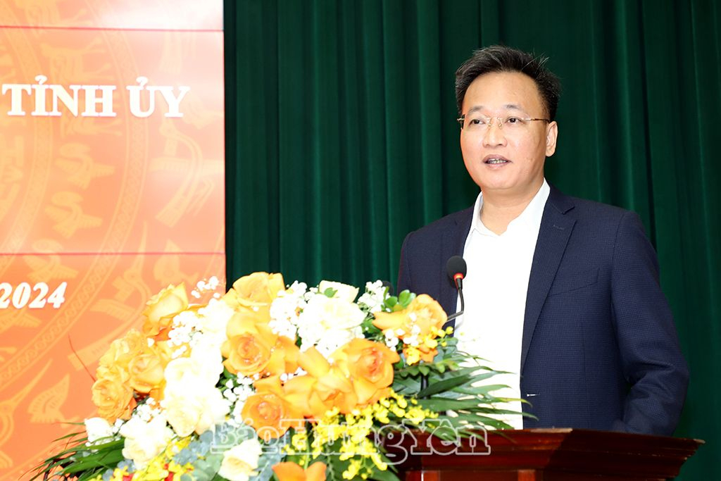 Đồng chí Bí thư Tỉnh ủy Nguyễn Hữu Nghĩa phát biểu chúc mừng và giao nhiệm vụ cho các đồng chí: Bùi Văn Phúc, Trần Văn Bằng và Trương Hoài Nam