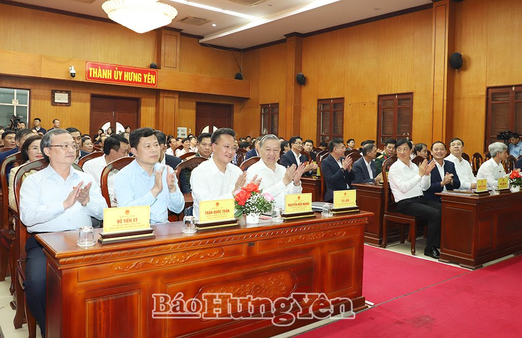 Tổng Bí thư Tô Lâm và các đại biểu tại buổi tiếp xúc cử tri thành phố Hưng Yên