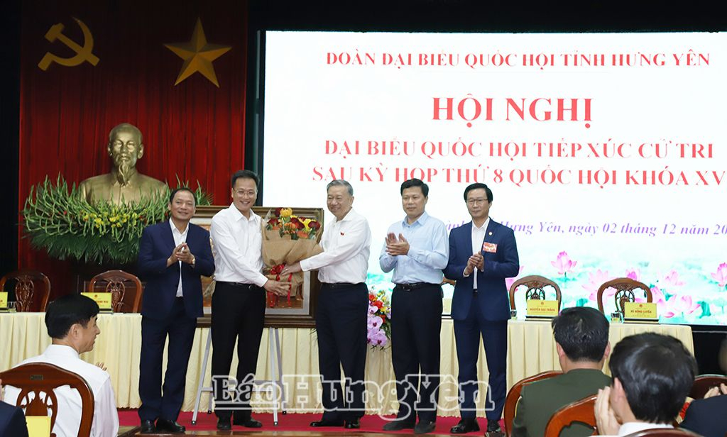 Các đồng chí lãnh đạo tỉnh tặng hoa chúc mừng Tổng Bí thư Tô Lâm chuyển sinh hoạt từ Đoàn đại biểu Quốc hội tỉnh Hưng Yên đến Đoàn đại biểu Quốc hội thành phố Hà Nội