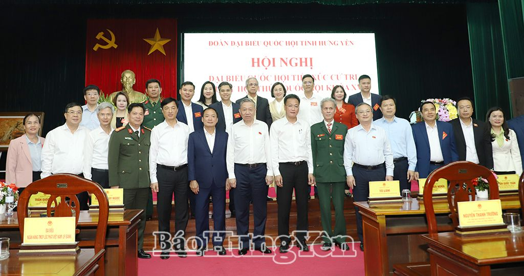 Tổng Bí thư Tô Lâm và các đại biểu chụp ảnh với cử tri thành phố Hưng Yên.