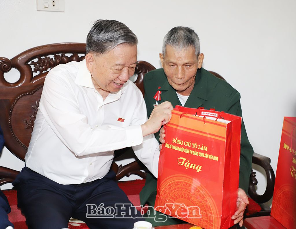 Tổng Bí thư Tô Lâm thăm, tặng quà gia đình thương binh Mai Văn Vĩnh ở xã Liên Phương (thành phố Hưng Yên)