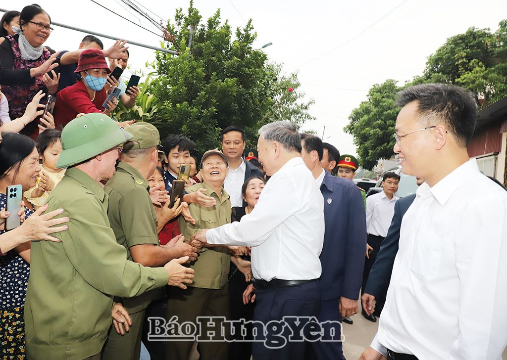 Tổng Bí thư Tô Lâm gặp gỡ, trò chuyện với người dân phường Minh Khai (thành phố Hưng Yên)