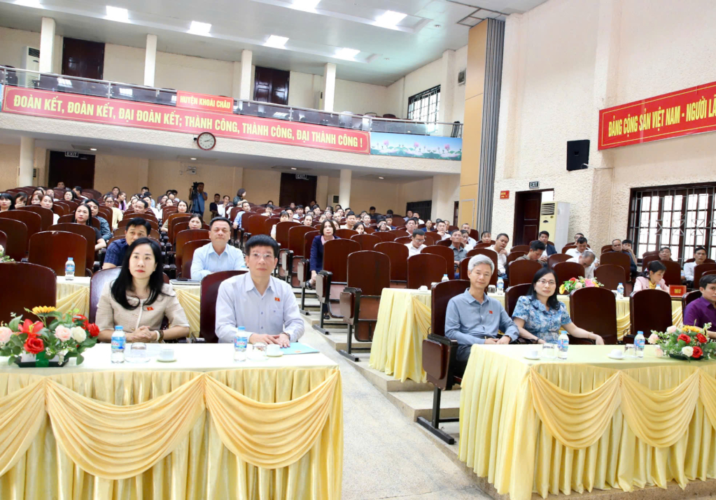 Các đại biểu tại hội nghị tiếp xúc cử tri huyện Khoái Châu