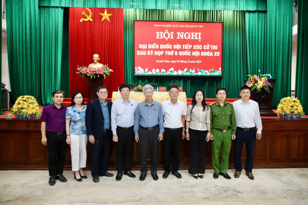 Các đại biểu với cử tri huyện Khoái Châu tại hội nghị tiếp xúc