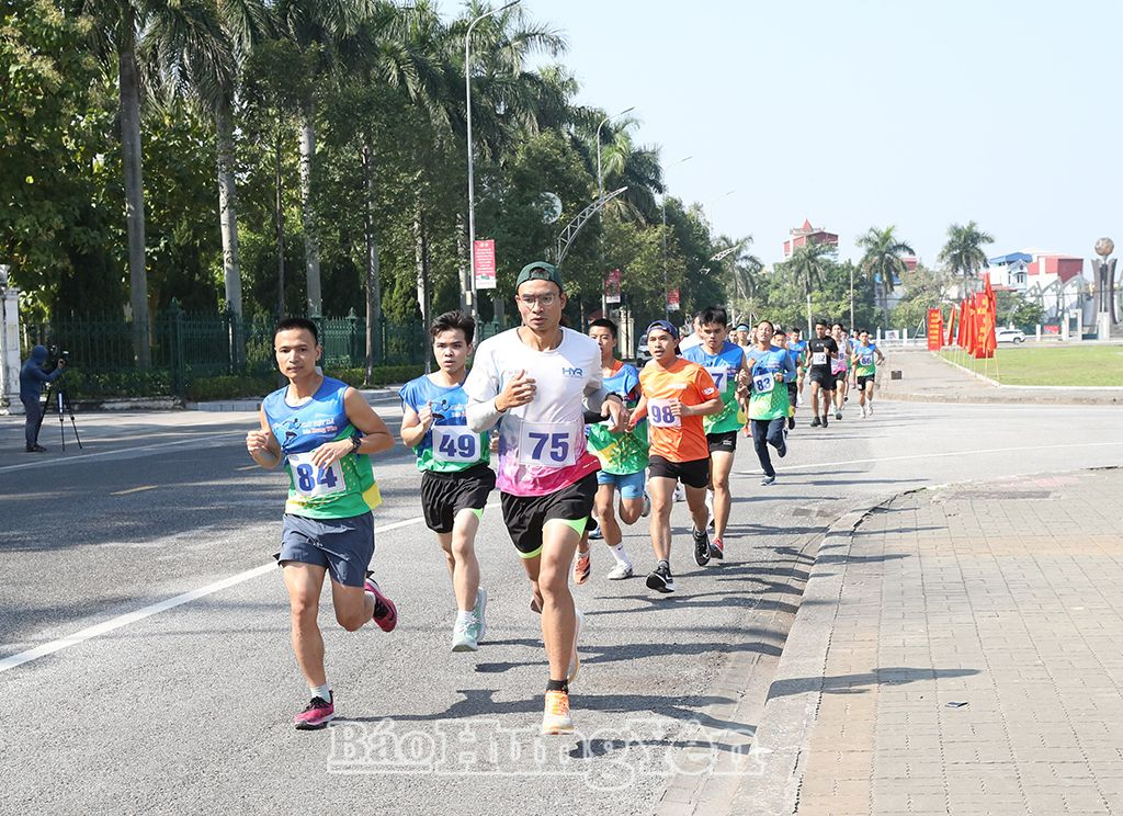 Các VĐV nam trên đường đua của Giải Việt dã truyền thống Báo Hưng Yên lần thứ XXIV năm 2023 (Ảnh tư liệu)