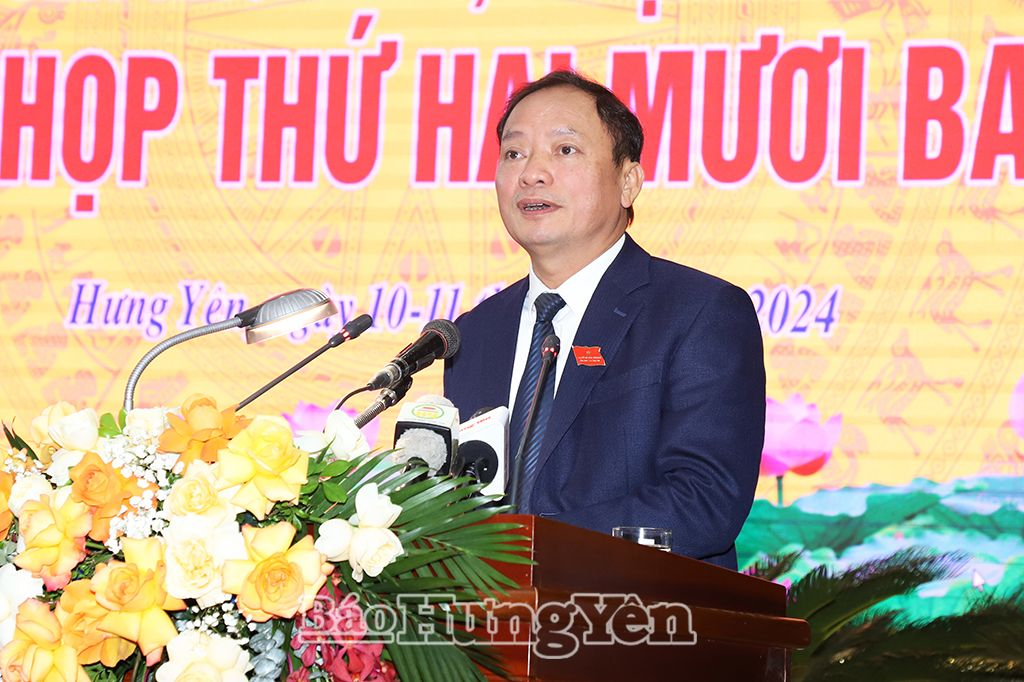 Đồng chí Trần Quốc Văn, Phó Bí thư Tỉnh ủy, Chủ tịch UBND tỉnh báo cáo làm rõ thêm một số nội dung tờ trình tại kỳ họp