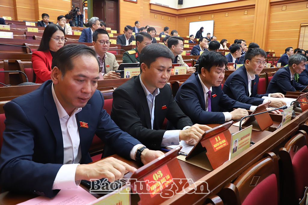 Các đại biểu nhấn nút biểu quyết thông qua nghị quyết kỳ họp