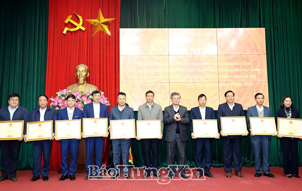 Đồng chí Nguyễn Duy Hưng, Phó Chủ tịch UBND tỉnh trao Bằng khen của Chủ tịch UBND tặng các tập thể và cá nhân có thành tích xuất sắc trong triển khai thực hiện mô hình “Dân vận khéo” chính quyền phục vụ người dân và doanh nghiệp năm 2024
