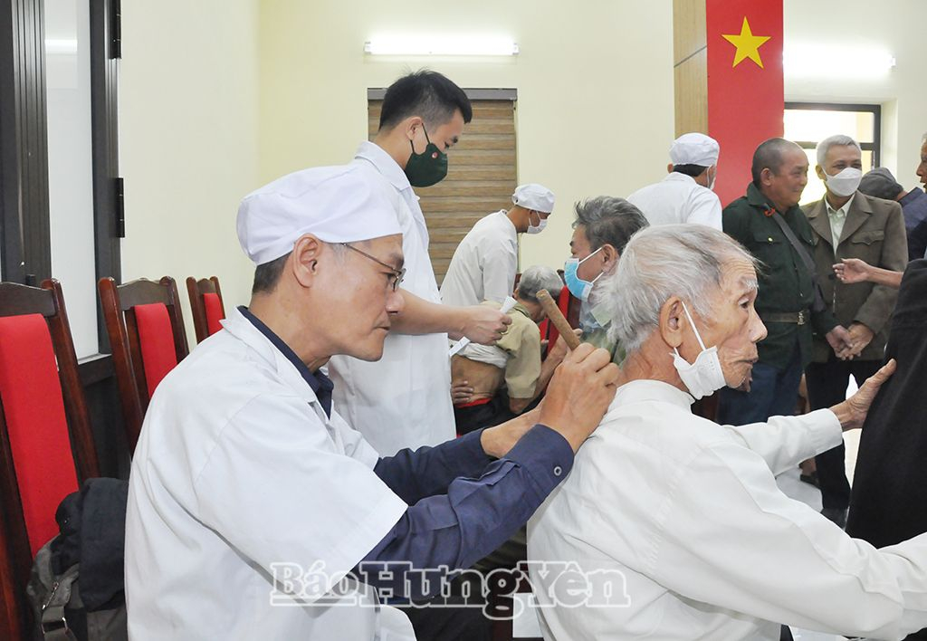 Các hội viên đông y thuộc Đội thiện nguyện Nghĩa Phương (Văn Lâm) khám, chữa bệnh miễn phí cho người dân huyện Kim Động