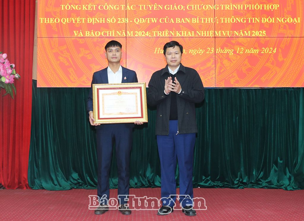  Thừa ủy quyền của Thủ tướng Chính phủ, đồng chí Trần Quốc Toản, Phó Bí thư Thường trực Tỉnh ủy, Chủ tịch HĐND tỉnh trao Bằng khen của Thủ tướng Chính phủ tặng cá nhân có thành tích tiêu biểu, điển hình trong học tập và làm theo tư tưởng, đạo đức, phong cách Hồ Chí Minh