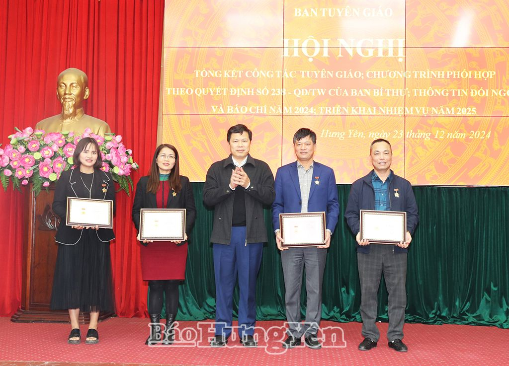 Đồng chí Trần Quốc Toản, Phó Bí thư Thường trực Tỉnh ủy, Chủ tịch HĐND tỉnh trao kỷ niệm chương “Vì sự nghiệp Tuyên giáo” cho các cá nhân