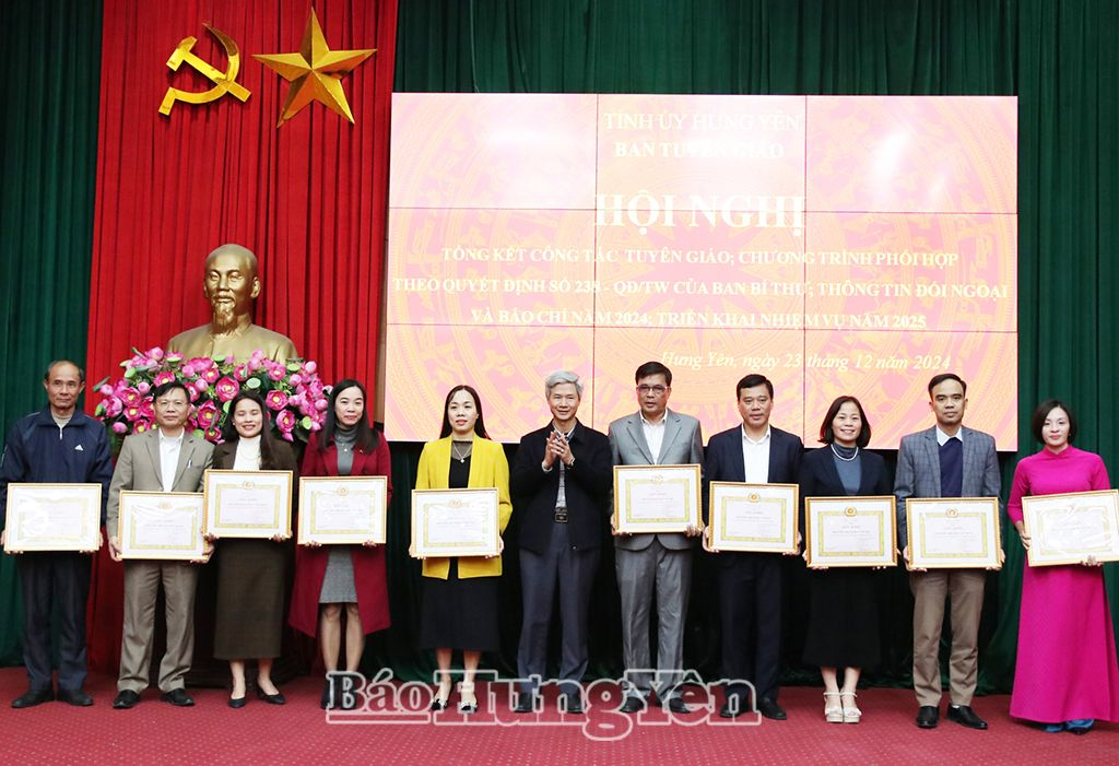 Đồng chí Đào Hồng Vận, Ủy viên Ban Thường vụ Tỉnh ủy,  Trưởng ban Tuyên giáo Tỉnh ủy, Trưởng Đoàn đại biểu Quốc hội tỉnh trao Giấy khen của Ban Tuyên giáo Tỉnh ủy tặng các tập thể có thành tích xuất sắc trong công tác tuyên giáo năm 2024