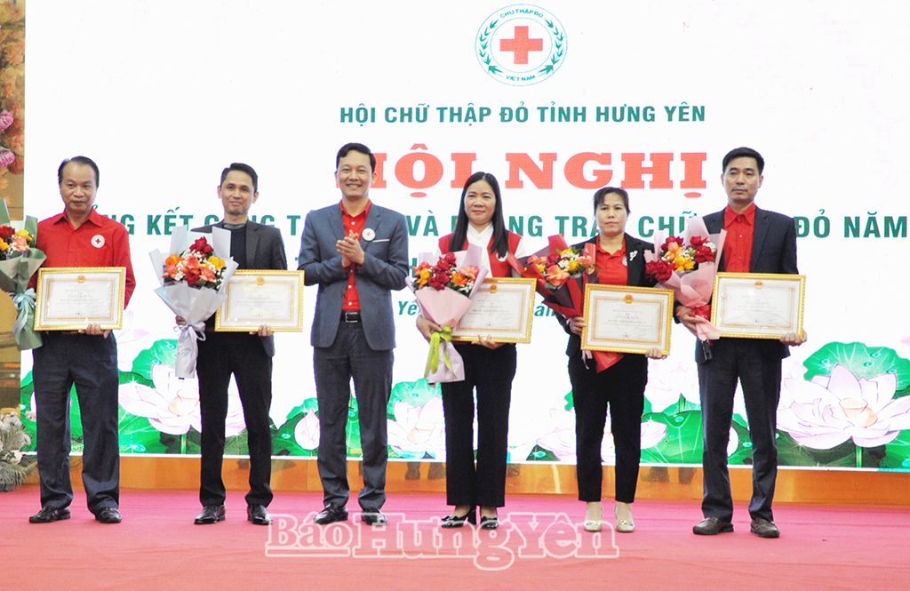 Trao thưởng các đơn vị có thành tích xuất sắc trong công tác Hội và Phong trào Chữ thập đỏ năm 2024
