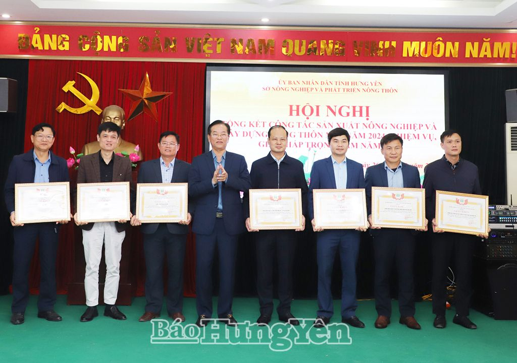  Trao giấy khen tặng các tập thể có thành tích xuất sắc trong công tác phát triển nông nghiệp, nông thôn năm 2024