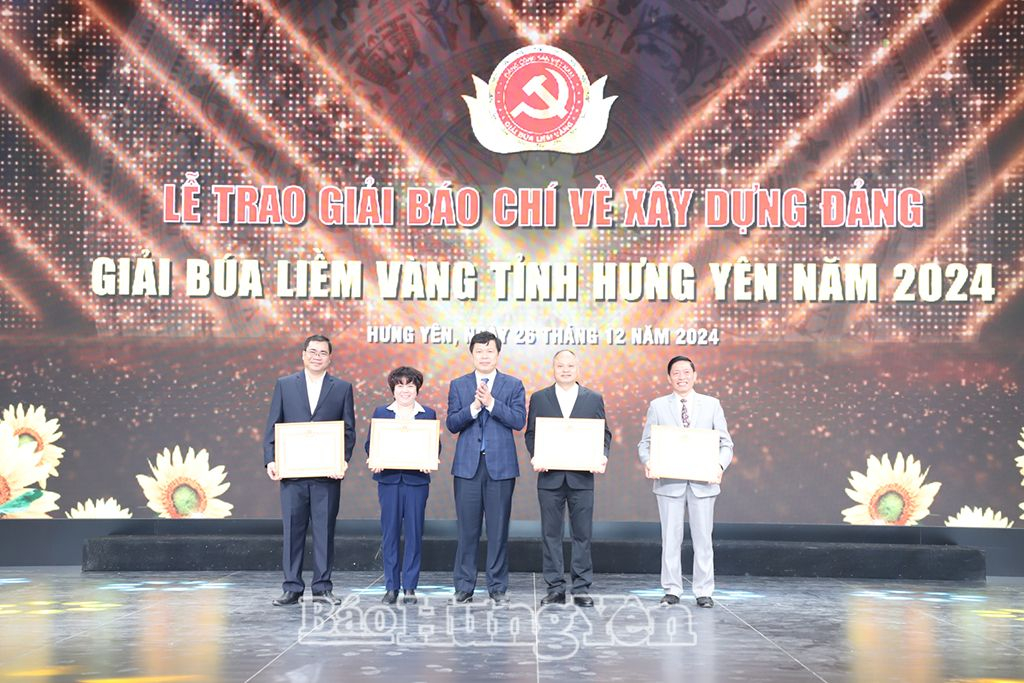 Đồng chí Trần Quốc Toản, Phó Bí thư Thường trực Tỉnh ủy, Chủ tịch HĐND tỉnh trao Bằng khen cho 2 tập thể có thành tích xuất sắc trong việc tổ chức, triển khai Giải báo chí về xây dựng Đảng tỉnh Hưng Yên năm 2024 và đại diện 2 nhóm tác giả đoạt giải Nhất  